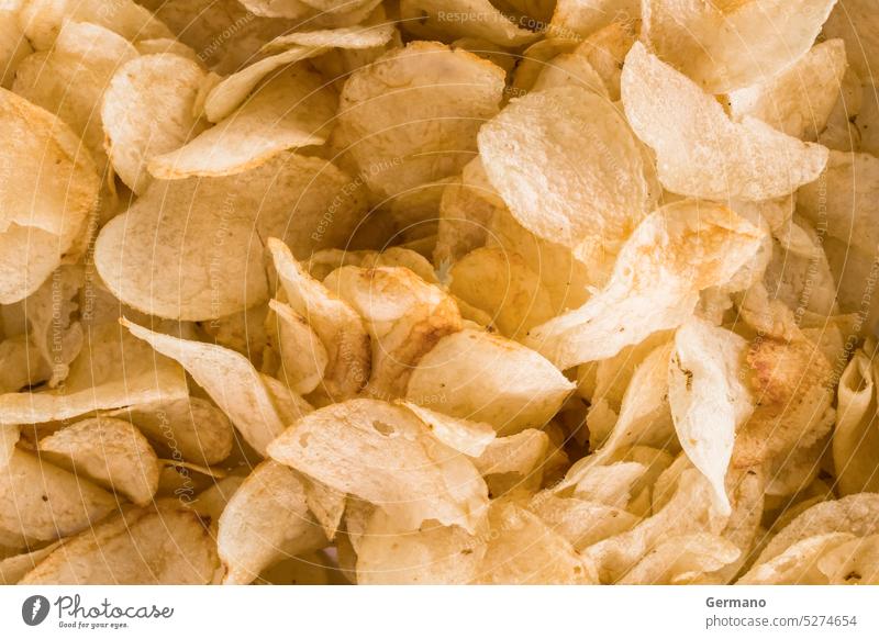 Knusprige Chips mit goldenem Muster Amuse-Gueule Hintergrund Kalorien schließen Nahaufnahme Konzept Kartoffelchips knackig lecker Diät essen Essen Veranstaltung