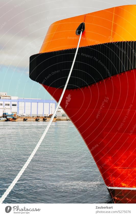 Orange-roter Bug eines Schiffs mit Vorleine orange Hafen Leine Festmacher Tau abstrakt Schiffahrt minimal Linien gekreuzt Schwung hängen maritim Seil