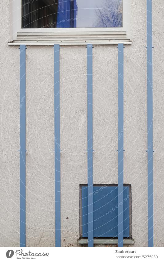 Blaues Gitter bildet vertikale Linien auf Fassade mit blauen Details und Fenster abstrakt Muster hellblau Haus Wohnhaus abstraktion Strukturen & Formen minimal