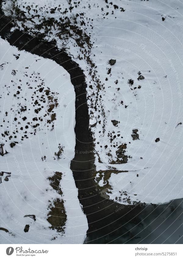 winterliche Bachmündung Winter bachlauf Schafe kalt Wasser Eis Drohnenaufnahme luftaufnahme menschenleer Felsen