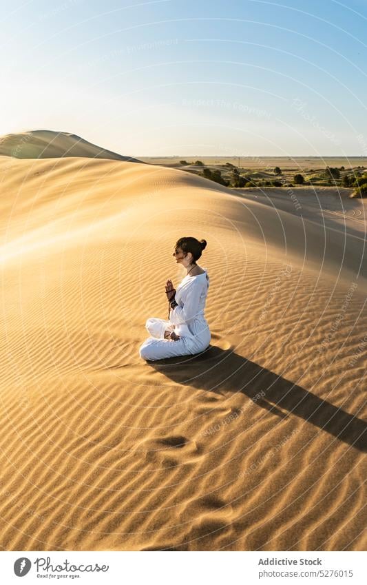 Frau gestikuliert Namaste in der Wüste wüst Gruß Achtsamkeit Vajrasana Wellness Sand Wohlbefinden gestikulieren Yoga Pose Vitalität Harmonie meditieren