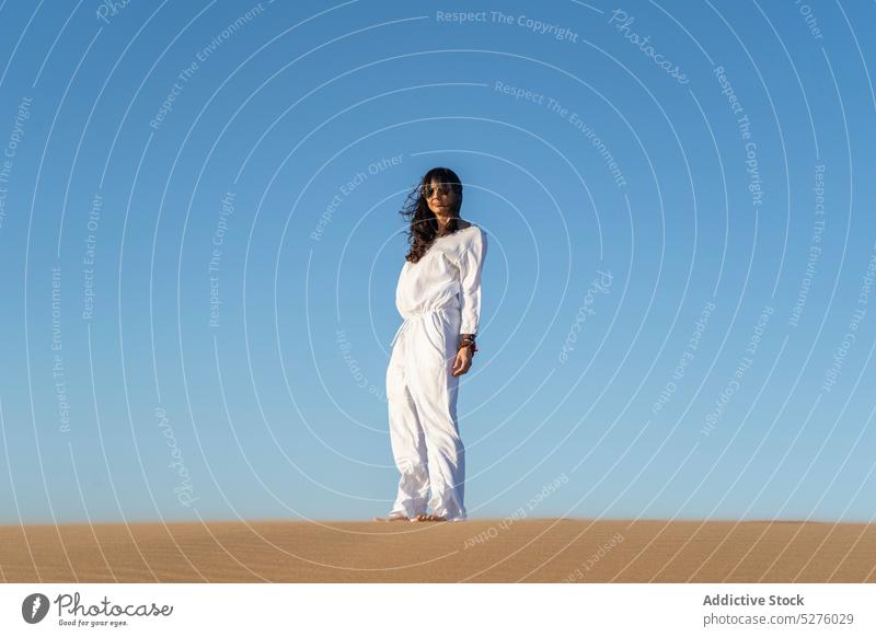 Frau in weißer Kleidung in der Wüste stehend Reisender Sand wüst Blauer Himmel wolkenlos Windstille idyllisch friedlich erwärmen frontera trocknen Buenos Aires