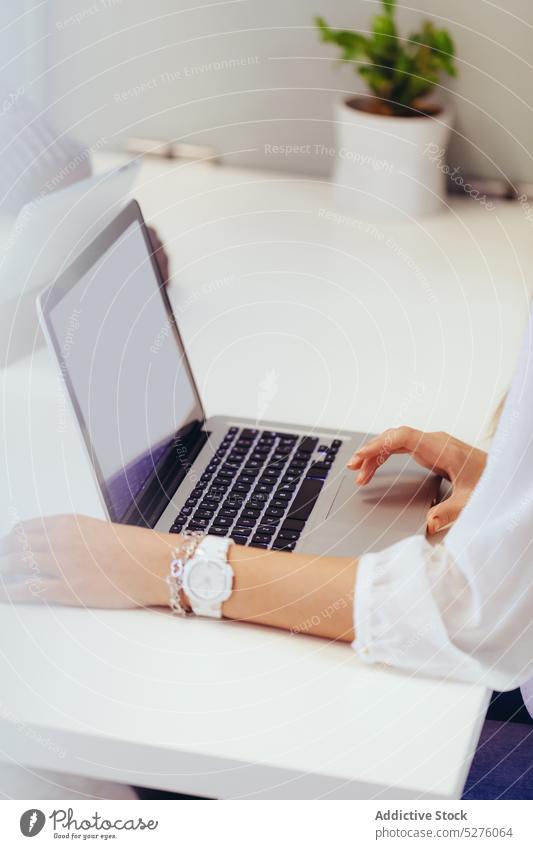 Unbekannte Frau tippt auf ihrem Laptop Business Computer Tippen pc Keyboard Job Arbeit Tastenfeld Arbeitsplatz benutzend Technik & Technologie Nahaufnahme Hand