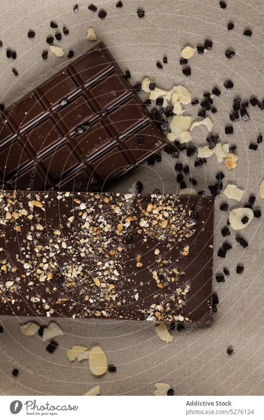 Stapel von Schokoladentafeln mit verschiedenen Nüssen Muttern Dessert süß Spielfigur lecker Bars Bestandteil Leckerbissen geschmackvoll Lebensmittel Kalorie