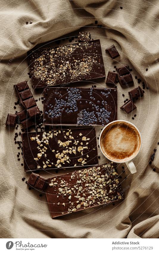 Set aus verschiedenen hausgemachten Schokoladentafeln mit Kaffeebecher Bars Muttern selbstgemacht farbenfroh Dessert Zusammensetzung Dekor Tisch dunkel