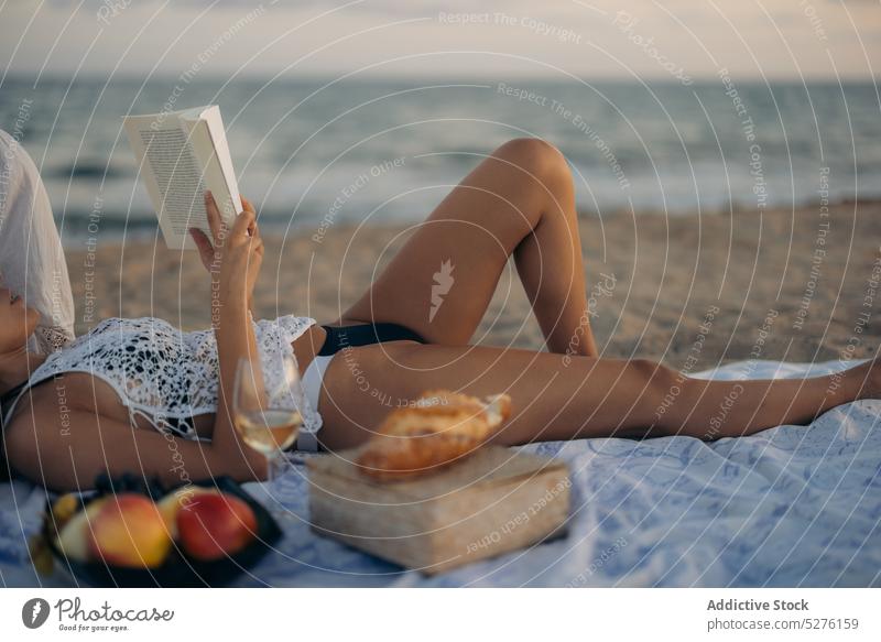 Freundinnen lesen Bücher beim Picknick am Strand Frauen Buch Termin & Datum Paar lesbisch Sonnenuntergang MEER romantisch jung Zusammensein Liebe Feiertag lgbt