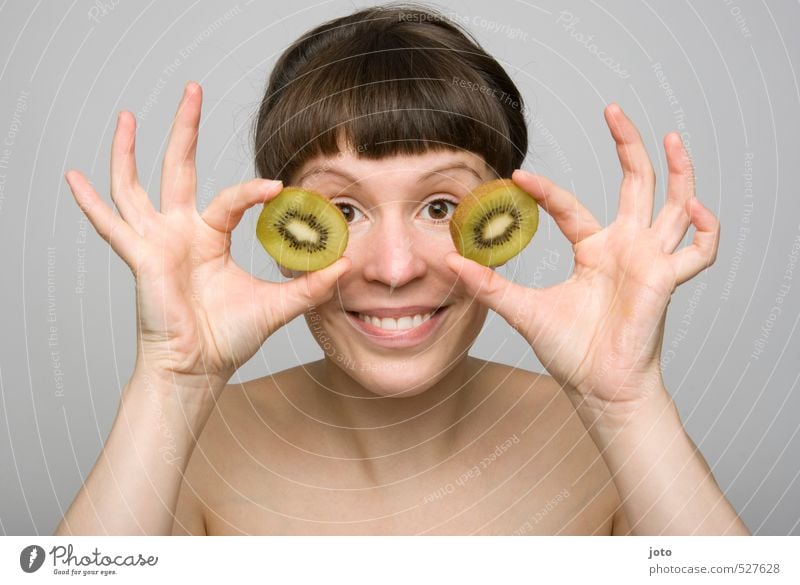 fruchtig III Lebensmittel Frucht Kiwi Ernährung Bioprodukte Vegetarische Ernährung Gesundheit Gesunde Ernährung Wohlgefühl Zufriedenheit Junge Frau Jugendliche
