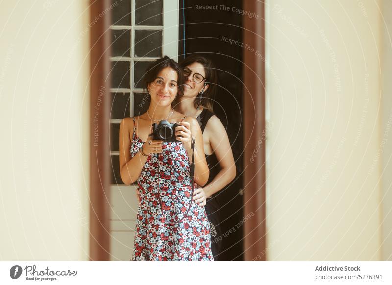 Junges Paar Frauen nehmen Foto auf Kamera in Spiegel fotografieren Fotoapparat Reflexion & Spiegelung Fotografie Fotokamera Photo-Shooting Moment Kuba Lächeln