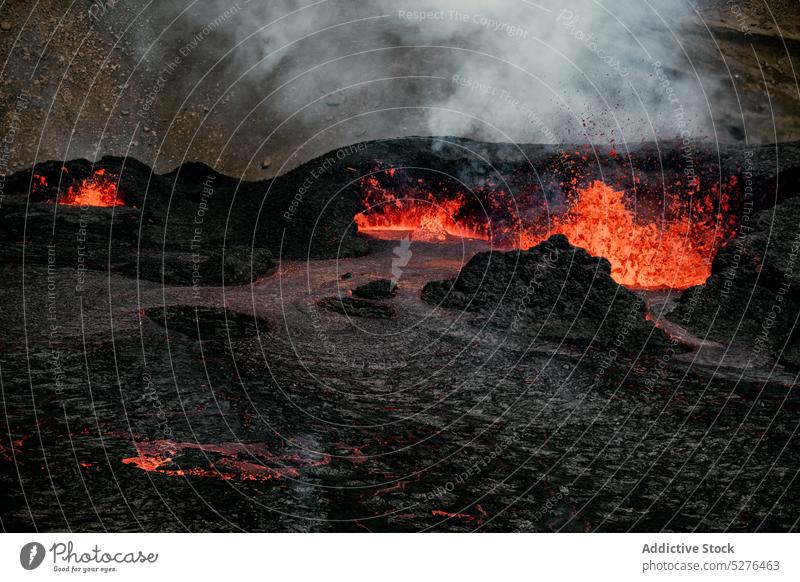 Vulkan, der mit heißer Lava ausbricht geplatzt Berge u. Gebirge Natur Geologie Rauch Katastrophe Energie Island vulkanisch Brandwunde geschmolzen Felsen