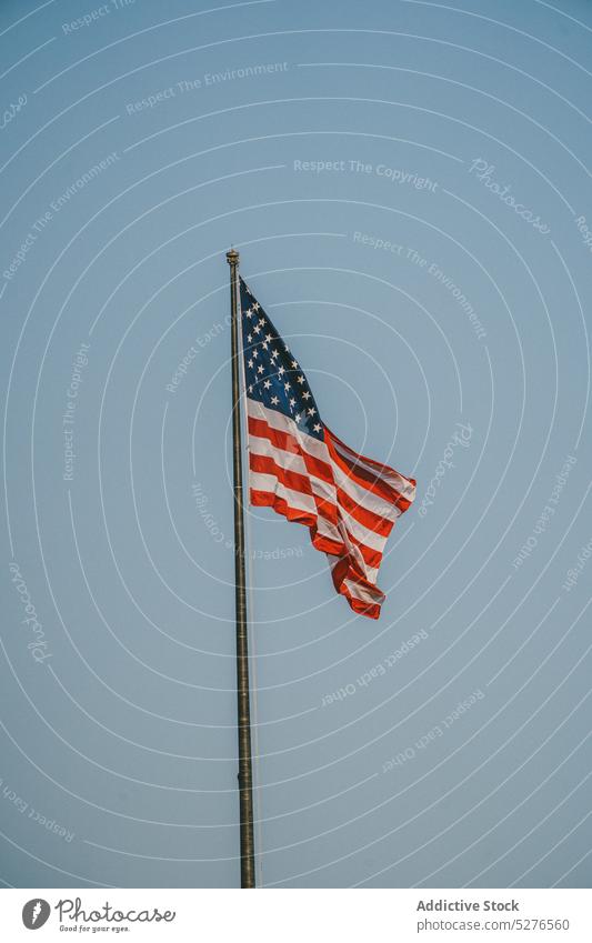 Flagge der USA im blauen Himmel Fahne national Symbol Patriotin winken Blauer Himmel Land Mast Stolz Regierung wolkenlos Kultur Amerikaner tagsüber Fahnenmast
