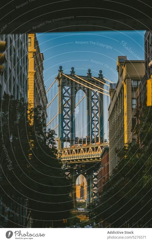 Brooklyn Bridge in der Abendstadt Stadtbild Sonnenuntergang Suspension Konstruktion Infrastruktur bedeckt Architektur urban Gebäude Revier berühmt Dämmerung