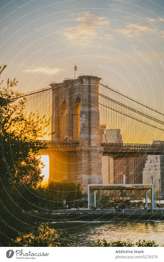Malerischer Blick auf die berühmte Hängebrücke Brooklyn Bridge Fluss Sonnenuntergang Stadtbild urban Architektur Stadtzentrum Suspension Konstruktion modern