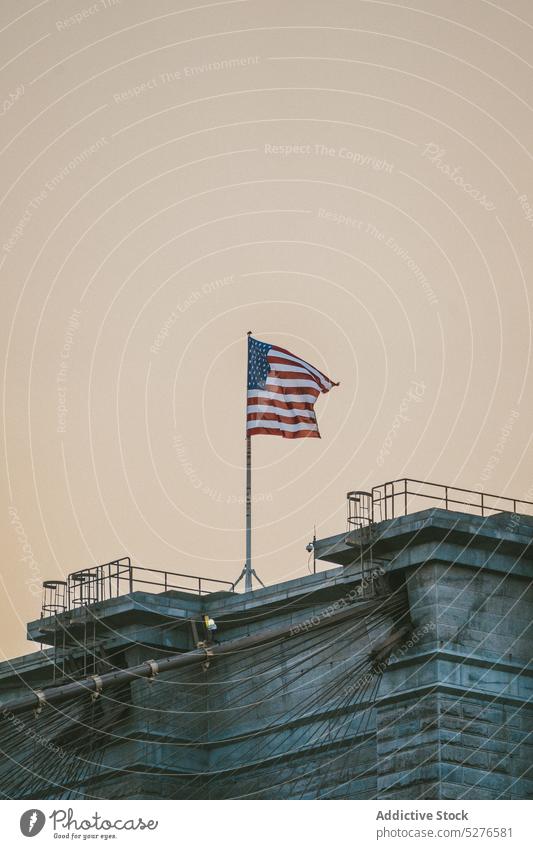 Amerikanische Flagge auf dem Dach eines Gebäudes Fahne Amerikaner winken Symbol Patriotin Himmel national Sterne und Streifen Nation bedeckt Independence Day