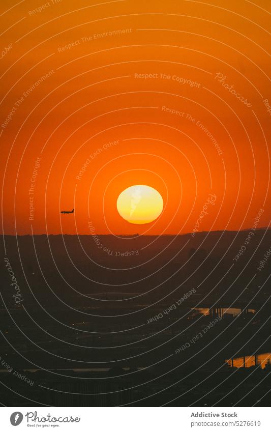 Heller Sonnenuntergang mit fliegendem Flugzeug Himmel Fliege farbenfroh malerisch Abend atemberaubend orange hell Air Fluggerät Luftverkehr Ebene Verkehr