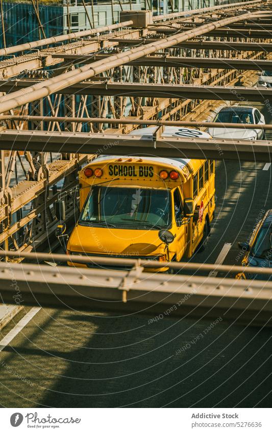 Schulbus fährt auf Brücke Schule Bus Laufwerk Fahrbahn sonnig Tag Großstadt Sonnenlicht Verkehr Brooklyn Bridge New York State USA Vereinigte Staaten amerika