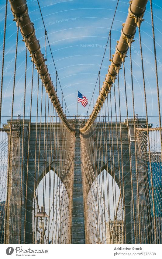 Berühmte Hängebrücke mit amerikanischer Flagge an der Spitze Suspension Brücke Amerikaner Fahne sonnig Tag Großstadt national Sonnenlicht Kultur Ausflug