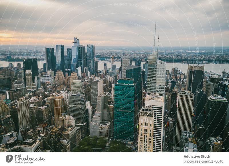 Moderne Wolkenkratzer gegen bewölkten Himmel Infrastruktur Sonnenuntergang Gebäude Großstadt Turm Stadtzentrum New York State USA Vereinigte Staaten amerika