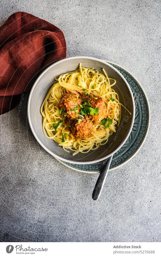 Schüssel mit Nudeln und Fleischbällchen Spaghetti Schalen & Schüsseln Beton gekocht Koriander Küche Abendessen Lebensmittel Italienisch Mahlzeit Fleischklößchen
