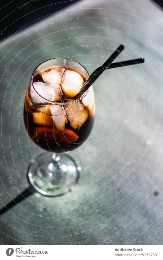 Cuba Libre-Cocktail im Glas Krone und Cola Kuba Libre Lounge-Eidechse Wodka Paralysator Alkohol Hintergrund Getränk Koffein Kaffee Koks Würfel trinken Eis