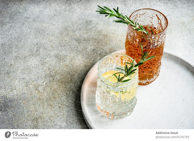 Alkoholische Cocktails im Kristallglas Getränk Zitrusfrüchte Cognac kalt Kristalle trinken Glas Feinschmecker Bestandteil Blatt Zitrone Likör liquide Martini