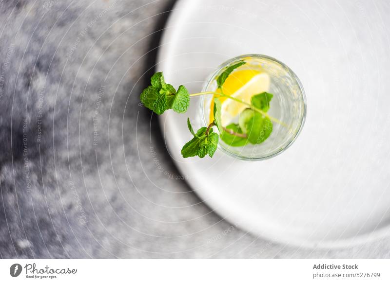 Ein Glas reines Wasser mit Zitrone und Minze Getränk Zitrusfrüchte kalt Entzug Diät trinken frisch Frucht Gesundheit selbstgemacht Bestandteil Blatt liquide