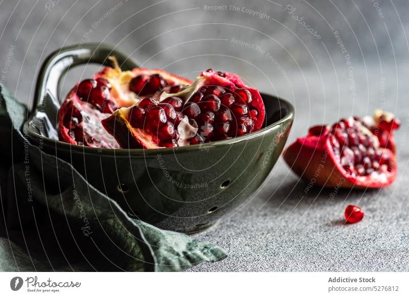 Minimalistische Granatapfel-Rohfrucht Hintergrund Schalen & Schüsseln Keramik Konzept Beton Dessert Diät essen Lebensmittel Frucht Feinschmecker grau