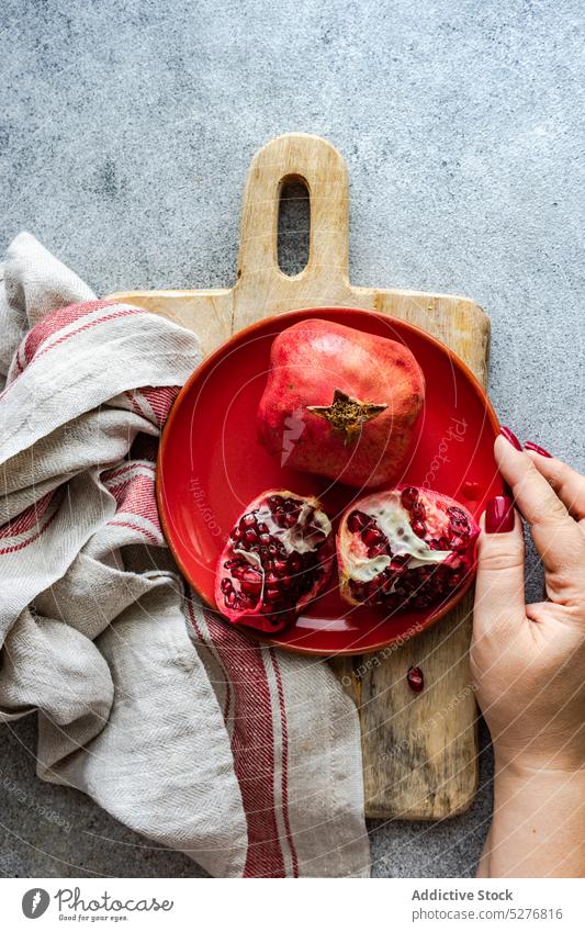 Minimalistische Granatapfel-Rohfrucht Hintergrund Schalen & Schüsseln Keramik Konzept Beton Dessert Diät essen Lebensmittel Frucht Feinschmecker grau