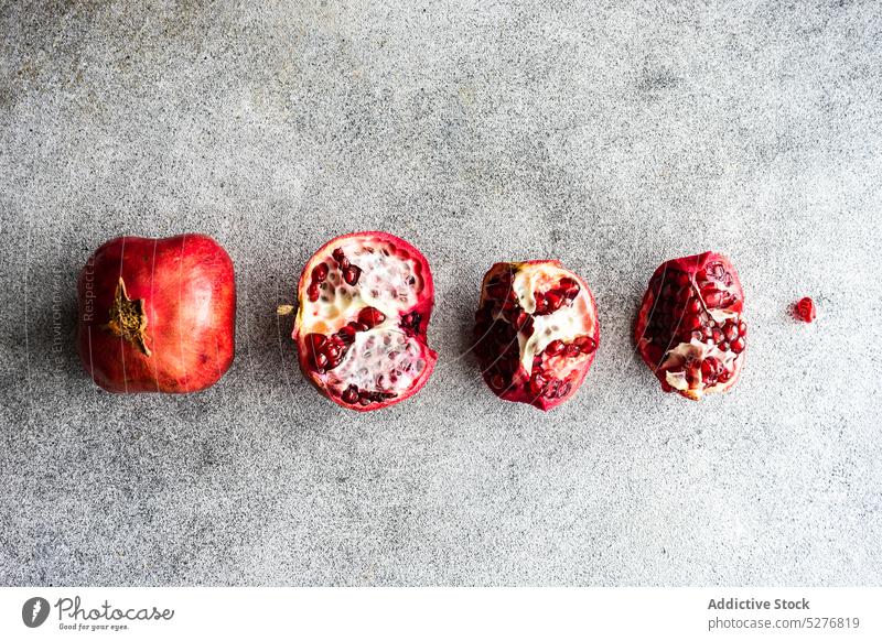 Minimalistische Granatapfel-Rohfrucht Hintergrund Konzept Beton Dessert Diät essen Lebensmittel Frucht Feinschmecker grau Menschengruppe Hälfte Gesundheit