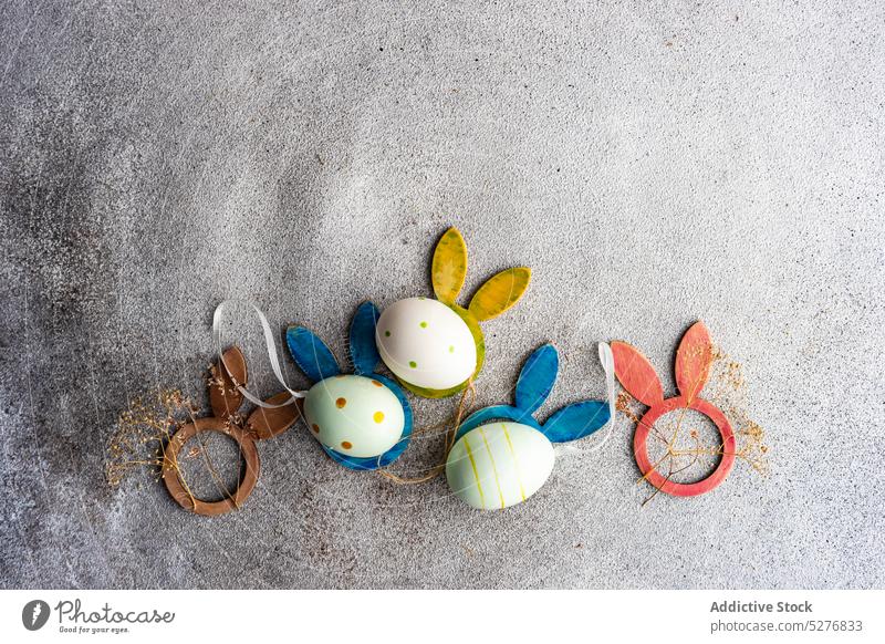 Flachleger mit Eiern für das Osterfest Hase Farbe Konzept Beton Punkte Ohren Ostern festlich flache Verlegung geblümt Blume handgefertigt Feiertag selbstgemacht