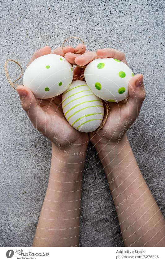 Kinder haben die Hände voll mit Eiern farbig Beton Punkte Ostern festlich grün Hand handgefertigt Halt Feiertag Minimalismus natürlich Saison Frühling