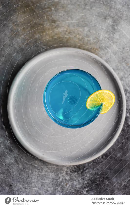 Glas blaues Kamikaze-Getränk Alkohol alkoholisch Hintergrund Cocktail Beton Kristalle trinken lustig Feinschmecker Eis Zitrone Licht Likör Party Schuss