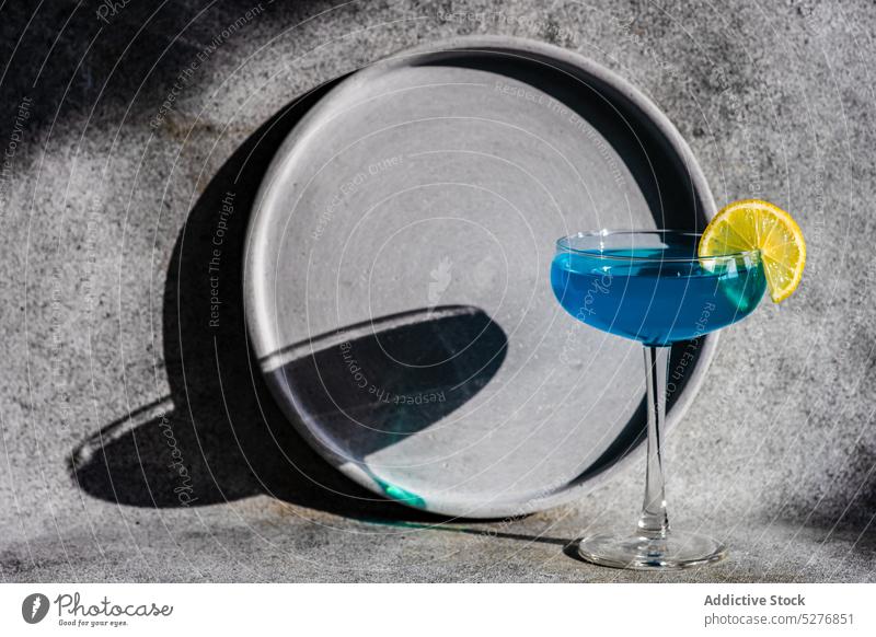 Glas blaues Kamikaze-Getränk Alkohol alkoholisch Hintergrund Cocktail Beton Kristalle trinken lustig Feinschmecker Eis Zitrone Licht Likör Party Schuss