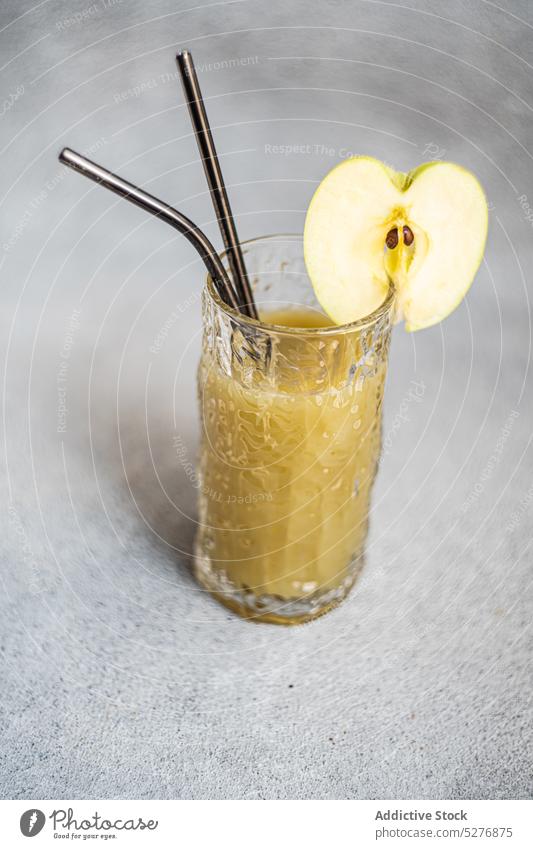 Apfel-Smoothie im Glas serviert mit Apfelscheiben Getränk Apfelwein Beton Entzug Diät trinken Lebensmittel frisch Frische Frucht Glaswaren Feinschmecker grün