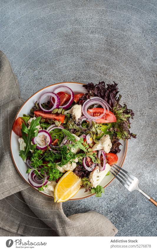 Gesunder Salat in der Schüssel Hintergrund Schalen & Schüsseln Konzept Beton Textfreiraum Besteck Abendessen Essgeschirr Lebensmittel frisch Gesundheit Kraut