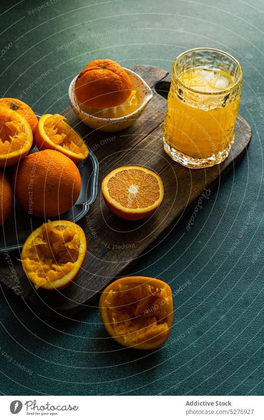 Frischer Orangensaft und reife Früchte Frucht Saft Getränk Zitrusfrüchte Beton Schneidebrett Diät trinken natürlich Vitamin C frisch Glas tropisch roh