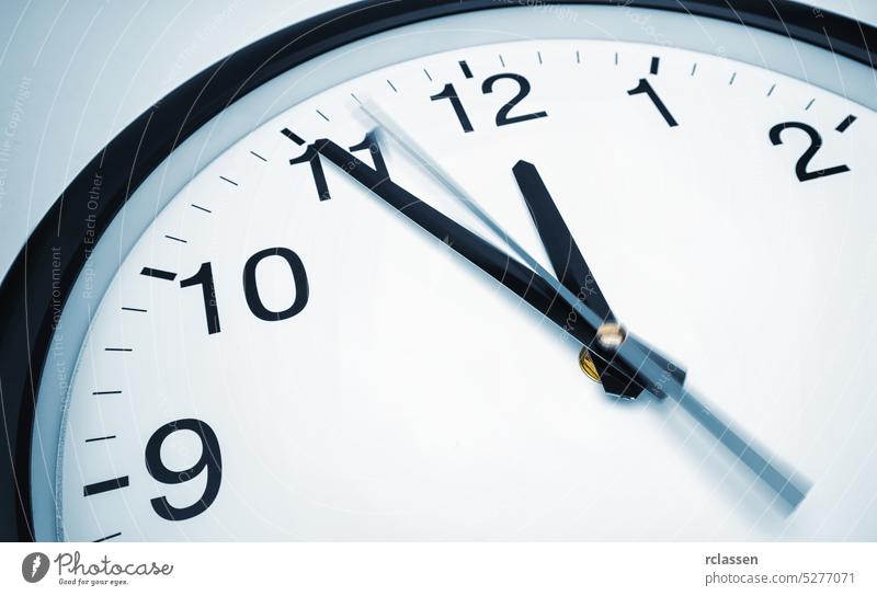 5 Minuten vor 12 Uhr auf einer Wanduhr Zeit Hintergrund Stunde Alarm Frist Countdown Zeitschaltuhr Protokoll Tisch fünf Erinnerung wach zuschauen Jahr Nummer