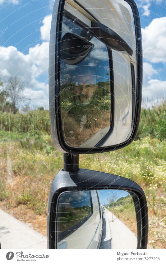 Abstrahierter Lkw-Fahrer, der den Lauf der Zeit durch das Fahrzeugfenster beobachtet, während er auf Ladeaufträge wartet. Lastwagen Mann Job abstrakt Verkehr