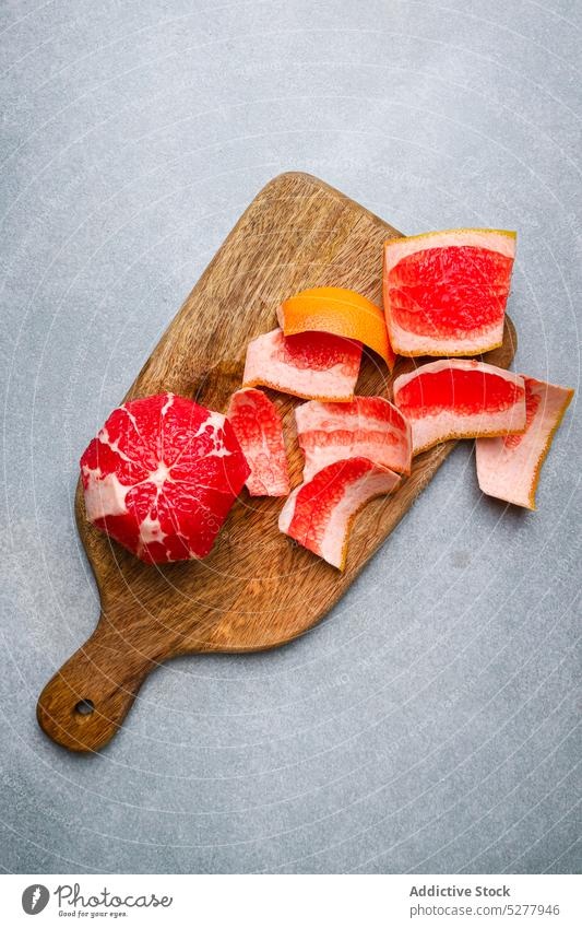 Geschälte rote Orange auf Holzbrett orange sich[Akk] schälen Frucht Schneidebrett hölzern Lebensmittel reif frisch organisch lecker Bestandteil geschmackvoll