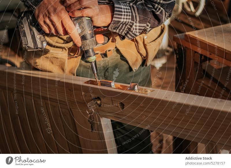 Zimmermann bohrt ein Stück Holz Mann hölzern bohren Werkstatt Zimmerer Detailaufnahme Fähigkeit Arbeit Tür Holzarbeiten männlich Kunsthandwerker Beruf