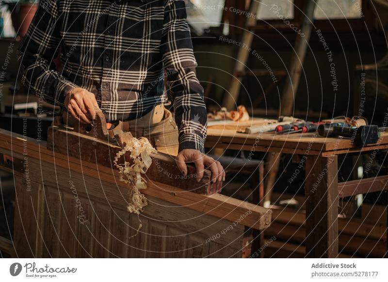 Anonymer Schreiner bei der Arbeit mit einer Tischlerwerkstatt Mann Zimmerer Abrichthobelmaschine Tischlerin geschnitten Holz Holzarbeiten Hobelbank Werkstatt