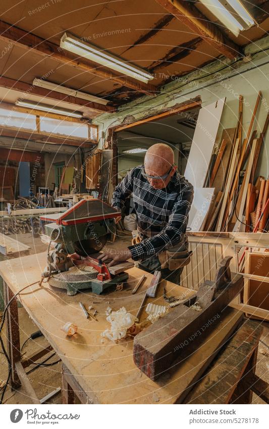 Tischler schneidet Holz auf Tischkreissäge Mann Zimmerer geschnitten Kreissäge Tischlerarbeit Werkstatt Holzplatte Arbeit Schiffsplanken Hobelbank Säge