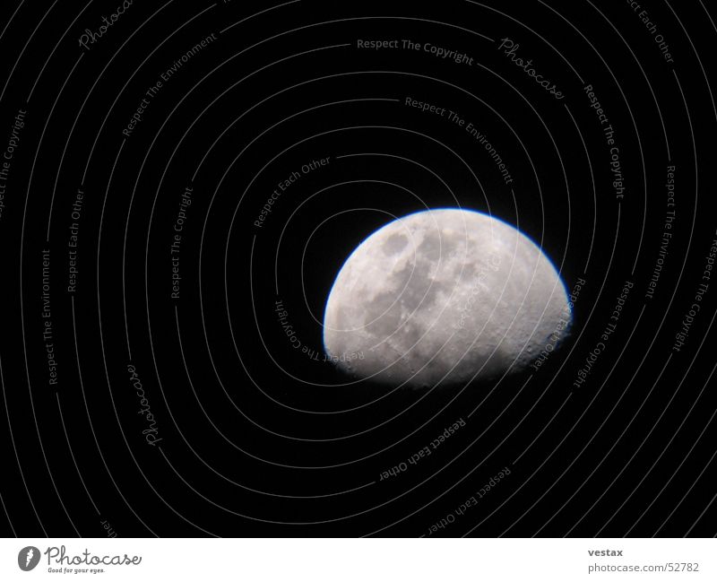 Der Mond ist aufgegangen Halbmond Nacht dunkel grau schwarz Teleskop moon Stern