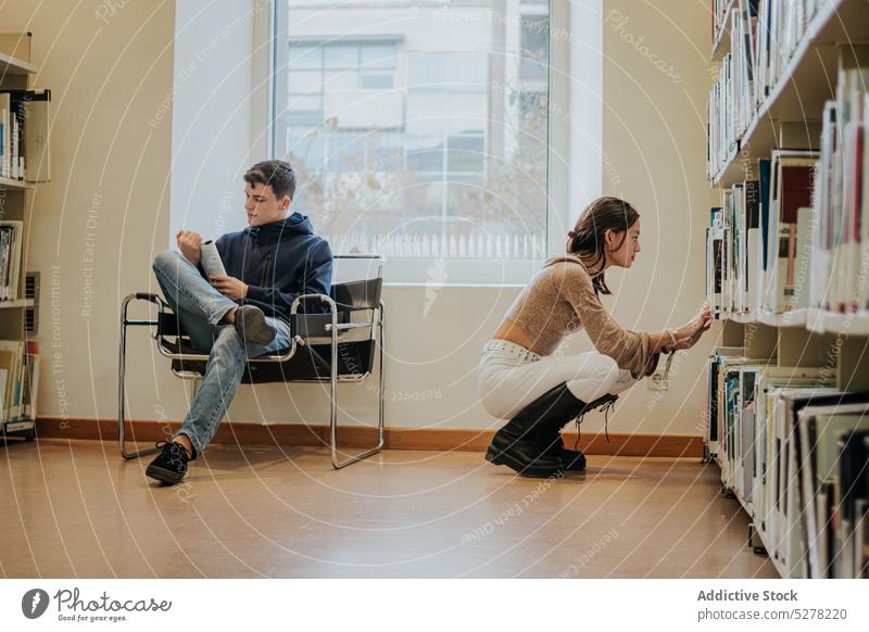 Konzentrierte Schüler verbringen Zeit in der Bibliothek Prüfungsvorbereitung Konzentration lernen Universität Fokus Hausaufgabe lesen schulisch Wissen Bildung