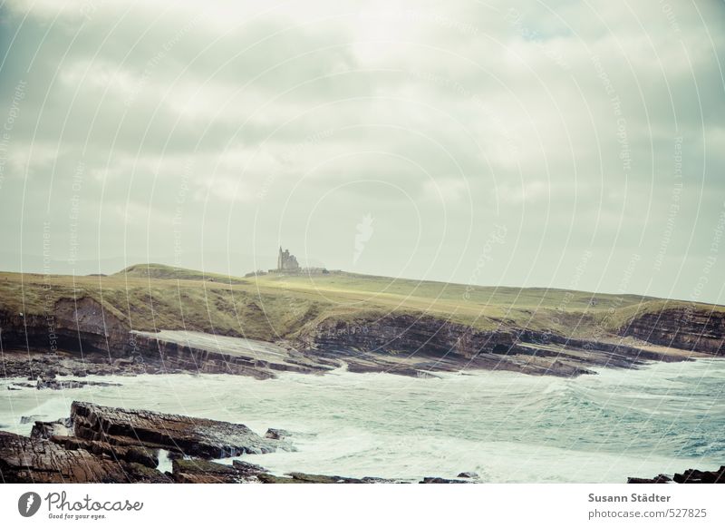 Gruselschloß Natur Landschaft Wolken Gewitterwolken Herbst Wetter Felsen Wellen Küste Meer bedrohlich Republik Irland Burg oder Schloss Spukschloss gruselig