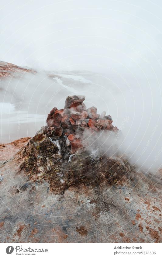 Steinhaufen über dem Dampfabzug Haufen Verdunstung Entlüftung ausstoßen vulkanisch Geothermie Tal Gelände grau Island hverir erwärmen Formation Natur Felsen