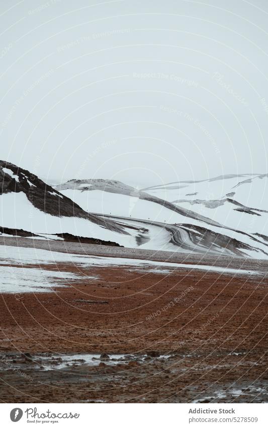 Verschneites Tal und Hügel an einem grauen Tag Schnee gefroren Himmel kalt Winter Landschaft Wetter Island Gelände Saison Natur Frost dumpf Klima Kamm Ambitus
