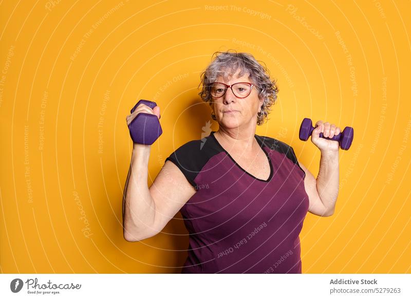Ältere Frau, die mit Hanteln trainiert Training Kurzhantel Übung Sport Fitness Sportbekleidung heben Gesundheit Athlet passen Wellness älter Sportlerin stark