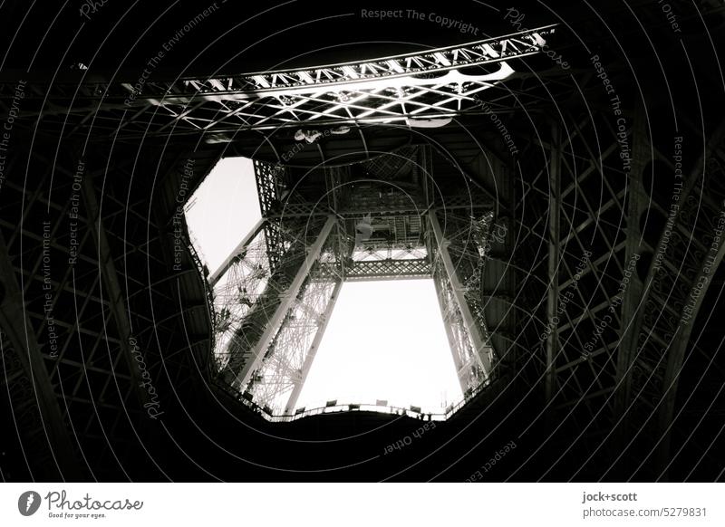 Struktur vom Eiffelturm von unten Architektur Paris Monochrom Wahrzeichen Tour d'Eiffel Frankreich Sehenswürdigkeit Turm Bauwerk Sightseeing Konstruktion