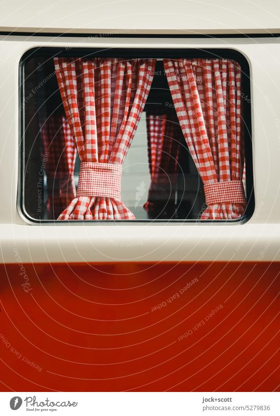 karierter Vorhang rot und weiß kariert mit Kräuselband für Oldtimer Autofenster Bus Detailaufnahme retro Raffung Raffhalter Rahmen Stil Nostalgie Karosserie
