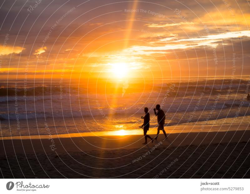 geruhsamer Spaziergang zur Erholung mit dem ersten Sonnenstrahl Paar Zusammensein Strand Meer Romantik Ferien & Urlaub & Reisen Sonnenaufgang Sonnenlicht Natur